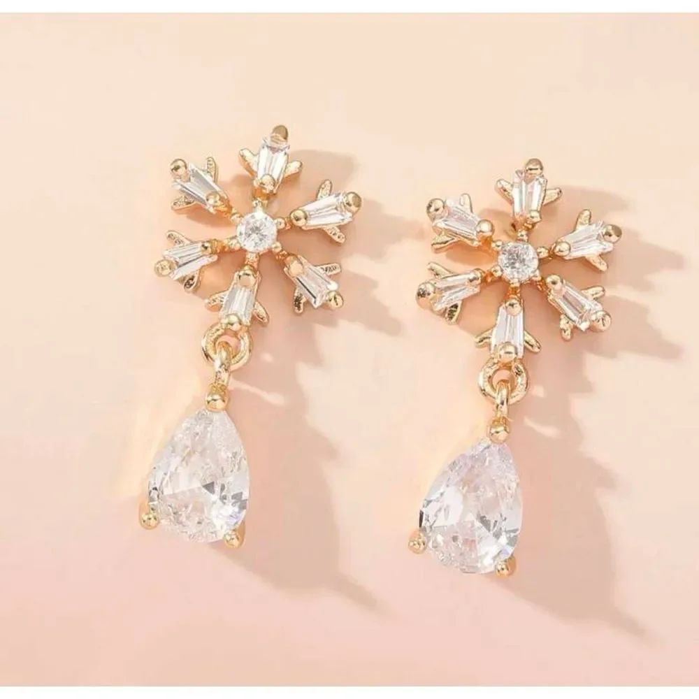 Snowflake stud earrings - zircon
